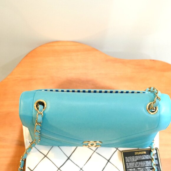 Chanel Interlocking CC Chevron Flap Bag Calfskin & Gold Hardware Light Blue - Picture 3 of 15
